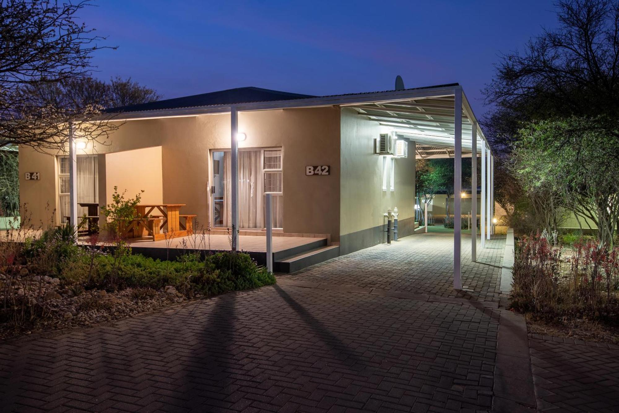 Arebbusch Travel Lodge Windhoek Exterior foto